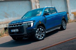 Diesel, rámová konstrukce a 3,5 tuny na kouli: Do Česka přijelo jedno z nejstylovějších pracovních aut dneška - Garáž.cz